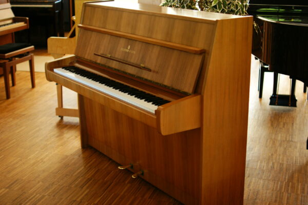 Steinway & Sons Z Klavier