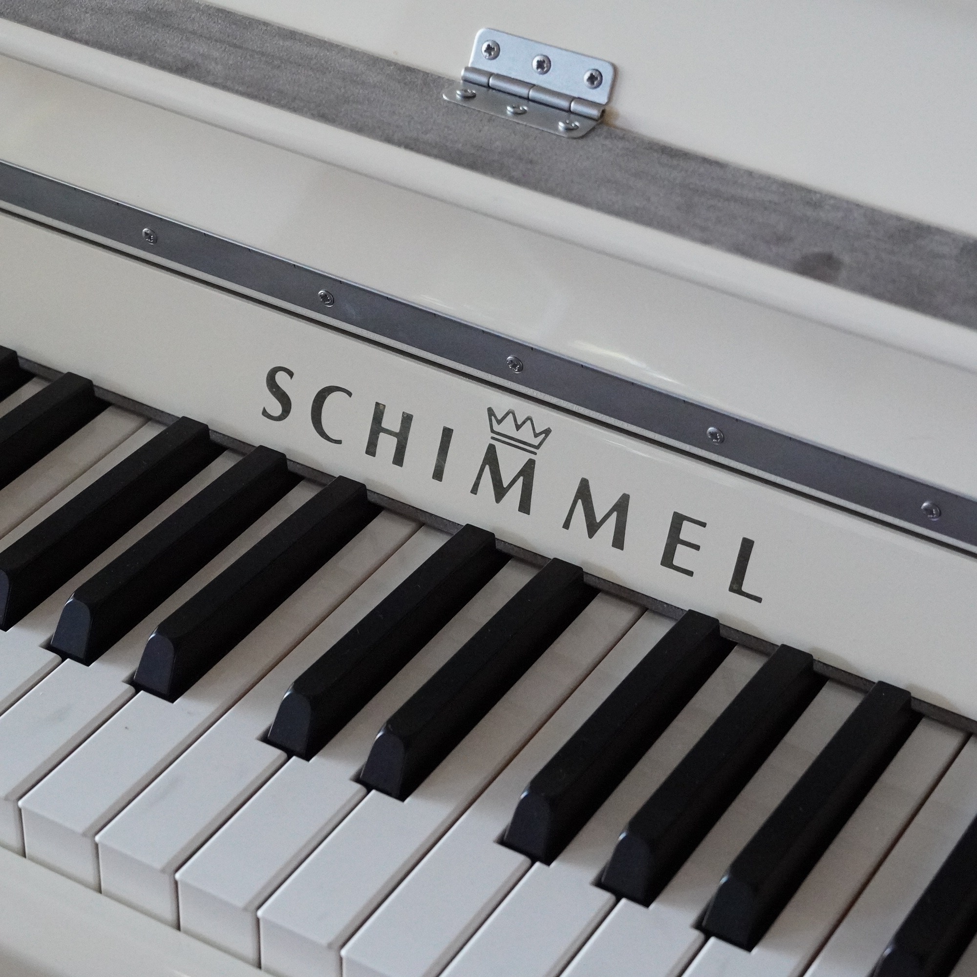 115 Schimmel Modern Designklavier 2016 weiß – Bild 4