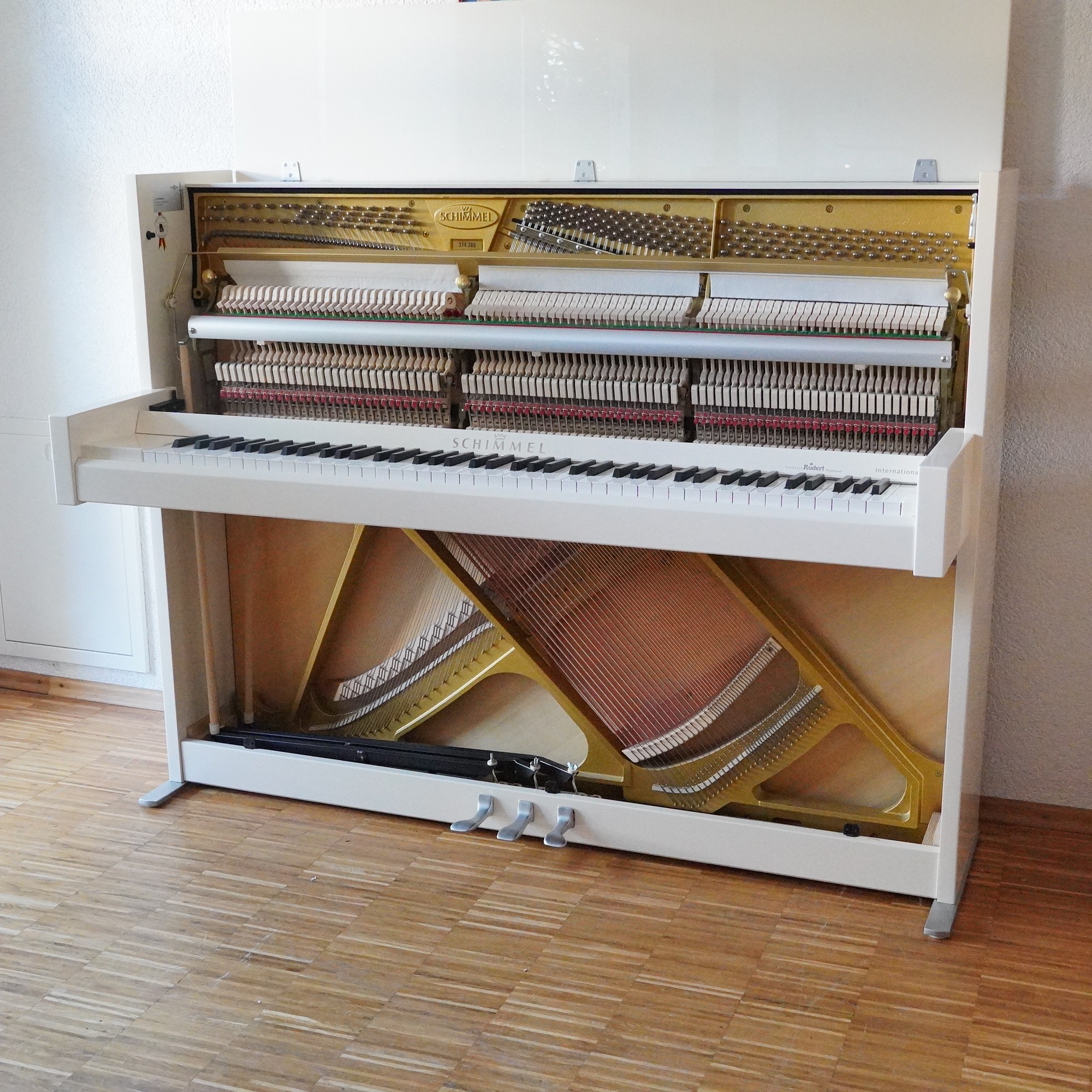115 Schimmel Modern Designklavier 2016 weiß – Bild 15