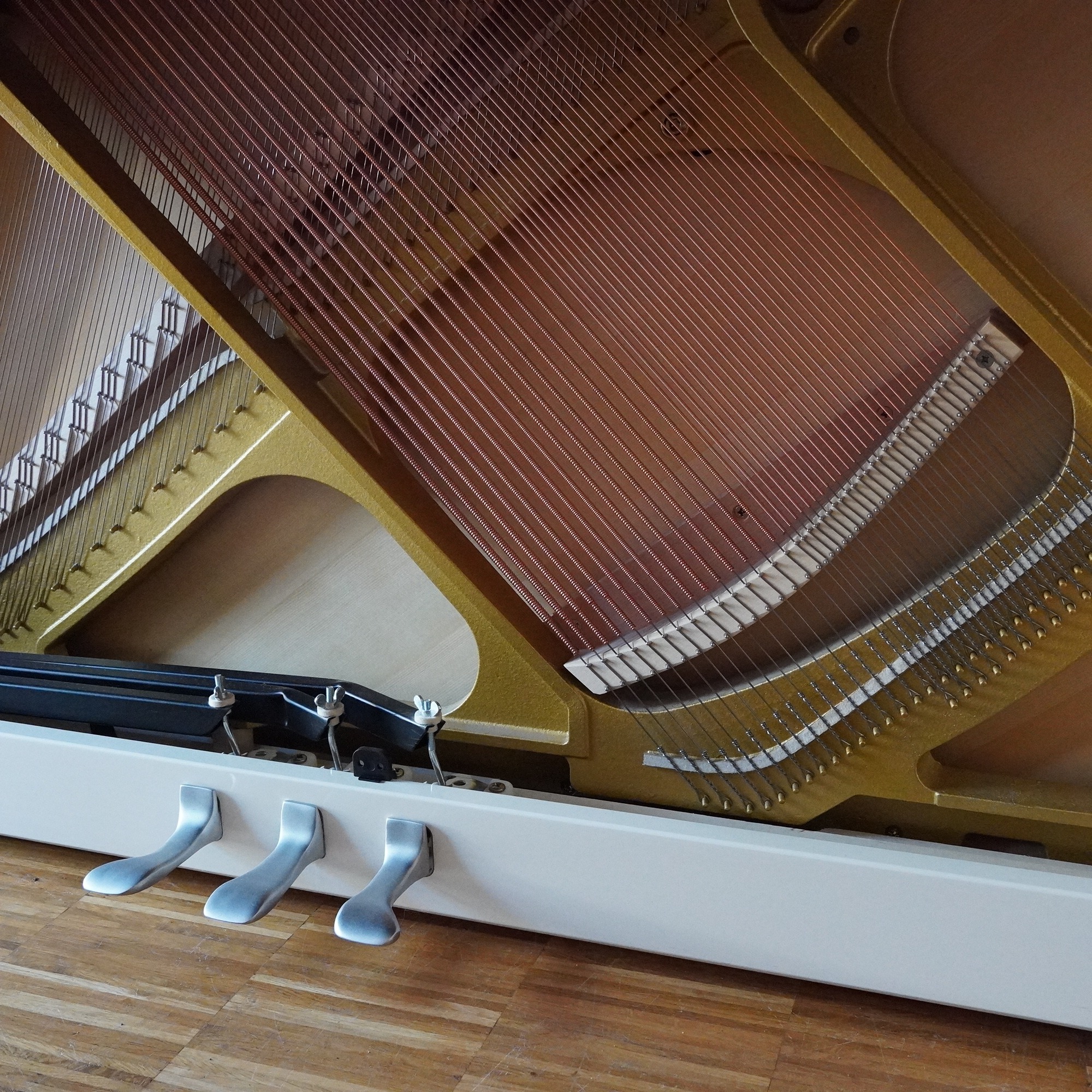 Schimmel 115 modern Designklavier weiß