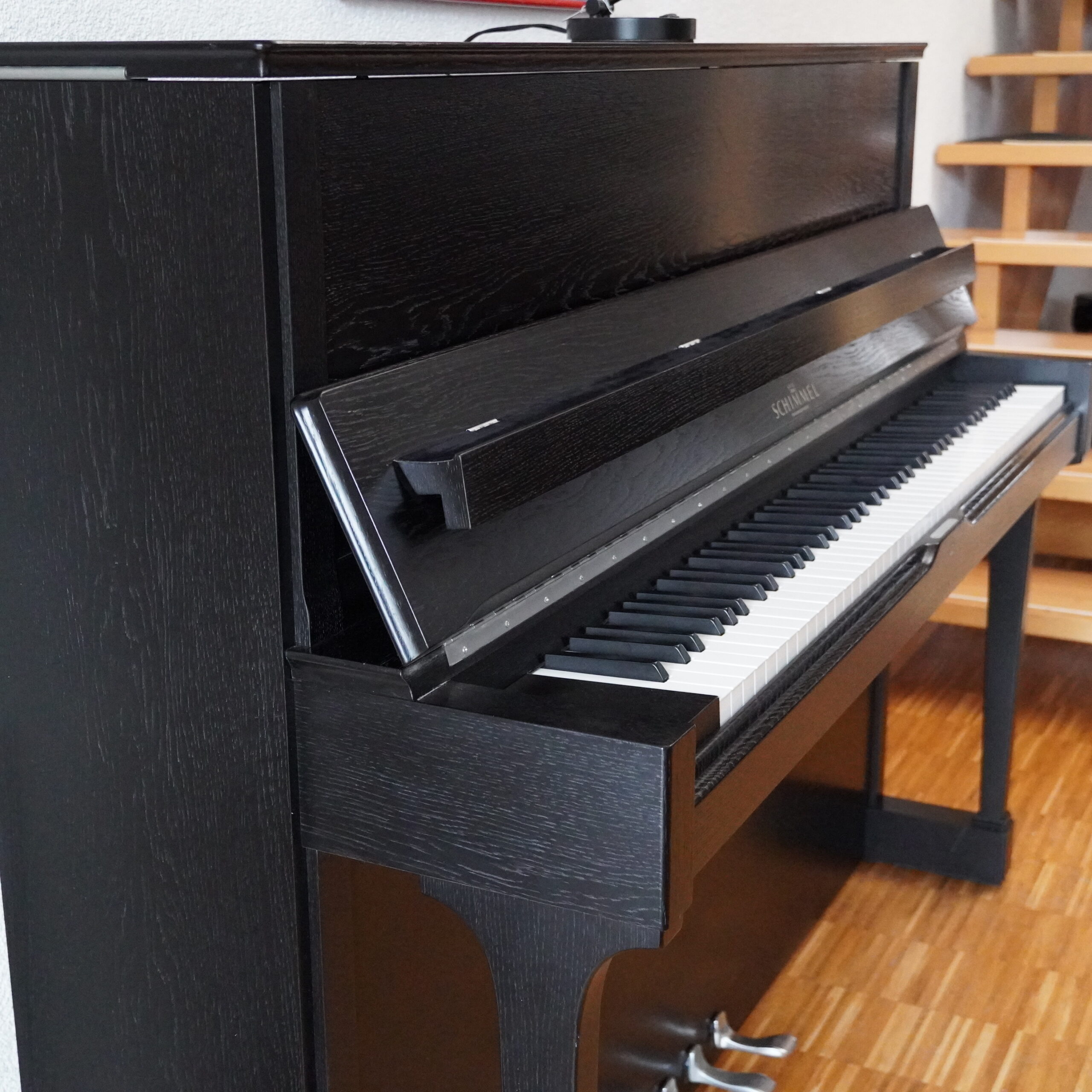 Klavier Schimmel 114 gebraucht schwarz mit Edelstahl-Beschlägen